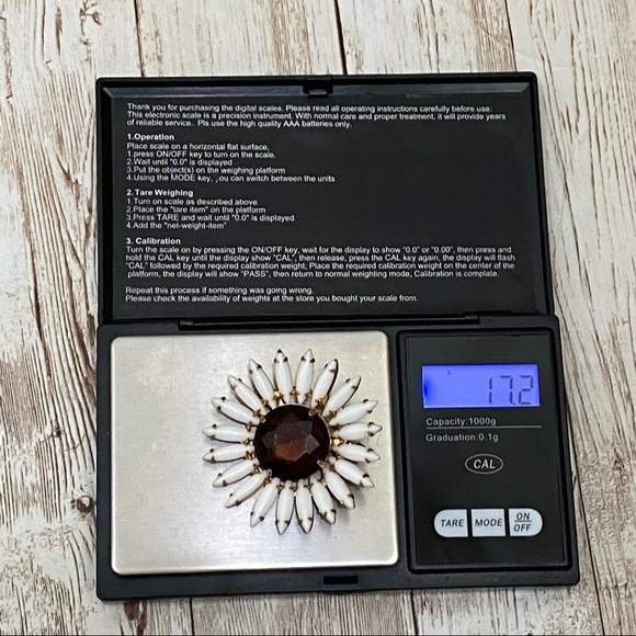 Vintage Unsigned White Milk Glass Daisy Flower Marquis Brooch - Picture 7 of 8